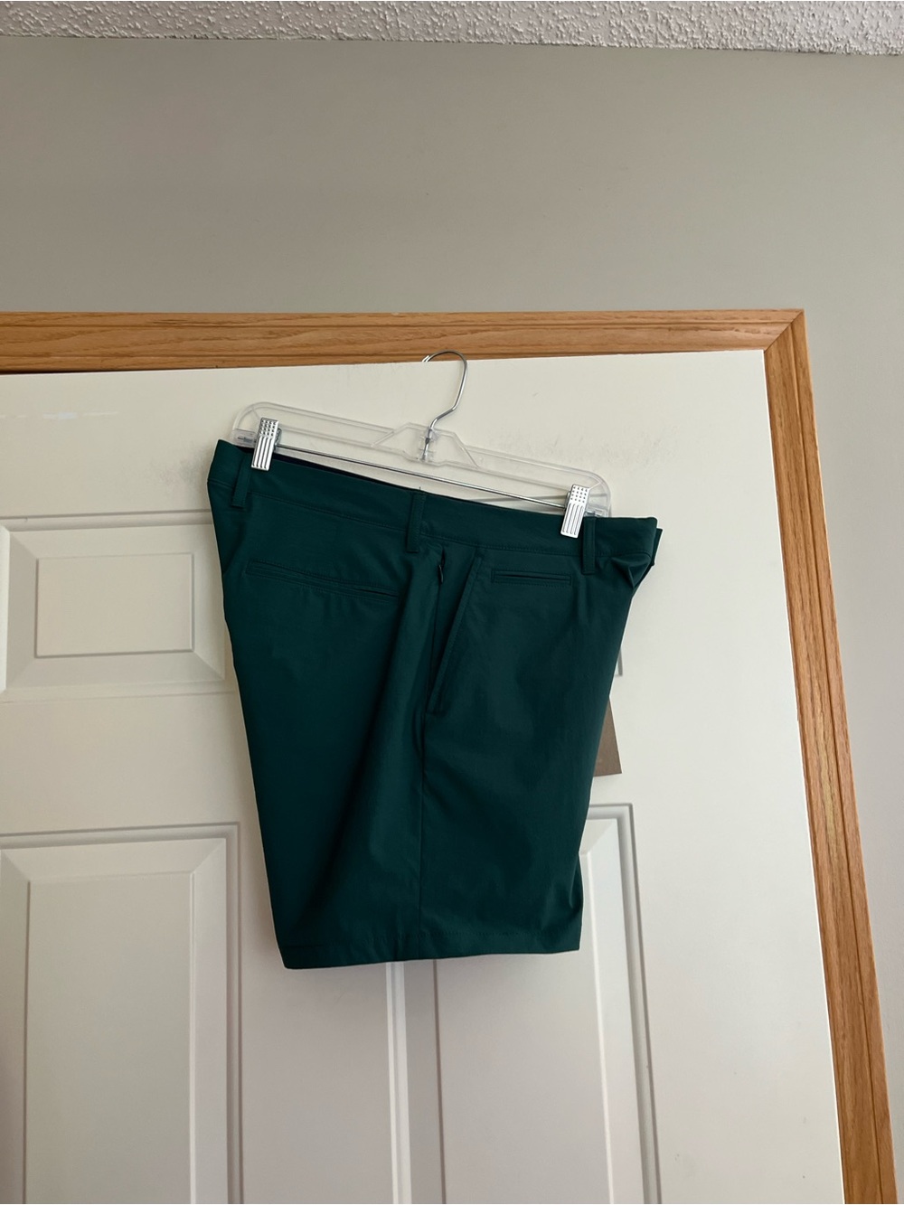 New Men’s J. Crew green 7” tech golf performance short. Size 31” - Picture 4 of 14